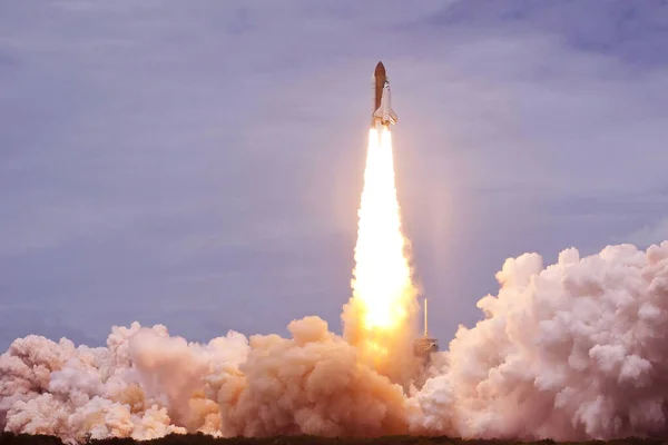 Űrsikló kilövés. Tűzzel és füsttel. A kék ég hátterében. Ennek a képnek az elemeit Nasa készítette.. — Stock Fotó