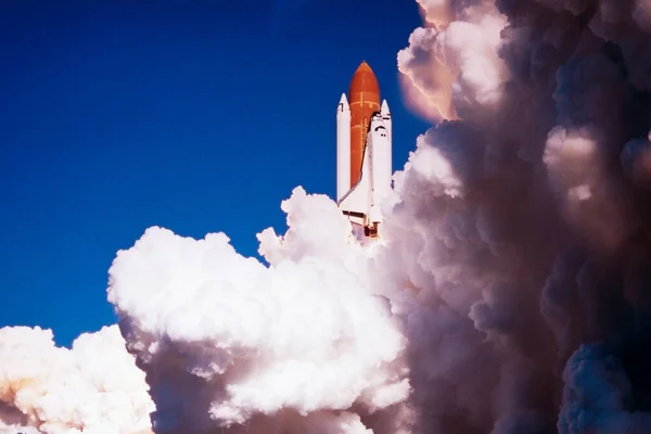Il lancio dello Space Shuttle. Con fuoco e fumo. Elementi di questa immagine sono stati forniti dalla NASA — Foto Stock