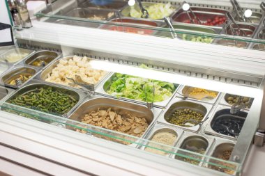 Geniş bir dükkanda self-servis salata barı