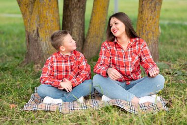 Anne oğluna doğada yoga öğretiyor..