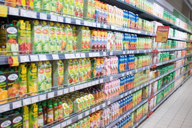Minsk, Belarus - 27 Eylül 2019: Süpermarkette çeşitli meyve suları ve nektarlarla dolu bir tezgah.