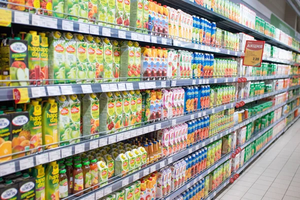 Minsk, Belarus - 27 Eylül 2019: Süpermarkette çeşitli meyve suları ve nektarlarla dolu bir tezgah.