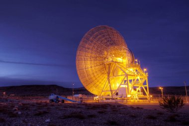 Uzayla iletişim ve araştırma için kocaman bir anten anteni. Bu görüntünün elementleri Nasa tarafından döşendi.
