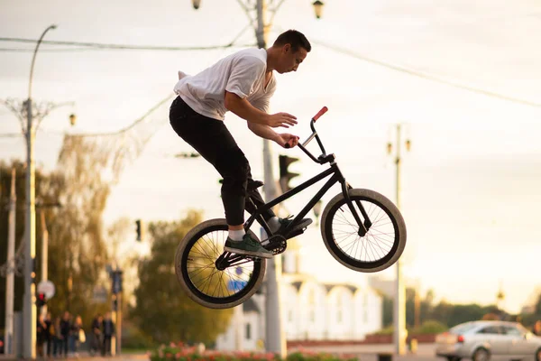 Bmxバイクで空中にいる男. — ストック写真