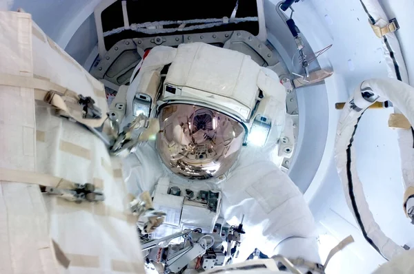 Astronauta en el espacio exterior en un traje espacial. En la estación espacial. Elementos de esta imagen fueron proporcionados por la NASA . —  Fotos de Stock