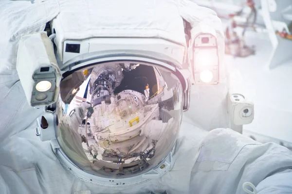 Astronauta en el espacio exterior en un traje espacial. Elementos de esta imagen fueron proporcionados por la NASA . —  Fotos de Stock