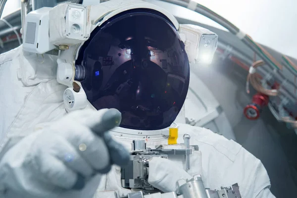 Astronauta en traje espacial. Apunta con el dedo. Elementos de esta imagen fueron proporcionados por la NASA . —  Fotos de Stock