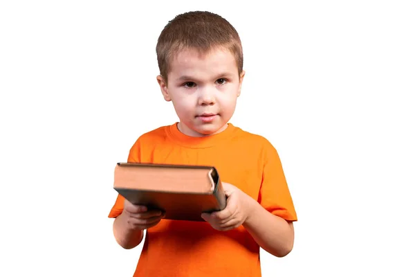 Kleine jongen met een boek in zijn handen. Geïsoleerd op een witte achtergrond. — Stockfoto