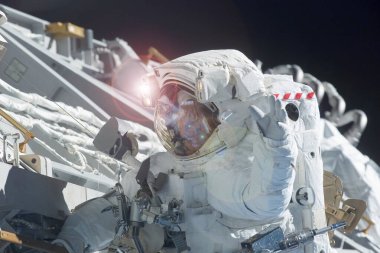 Uzay giysisiyle uzayda bir astronot. Uzay istasyonunda. Bu görüntünün elementleri Nasa tarafından döşendi.