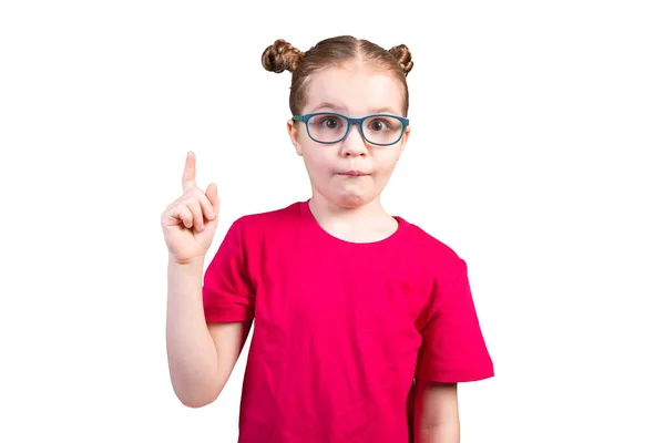 Una niña con gafas que tuvo una idea. Aislado sobre un fondo blanco . — Foto de Stock