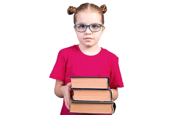 Een meisje met een bril heeft een stapel oude boeken. Geïsoleerd op een witte achtergrond. — Stockfoto