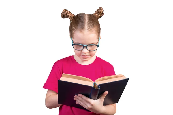 Gözlüklü bir kız eski bir kitap okuyor. Beyaz bir arkaplanda izole edilmiş. — Stok fotoğraf