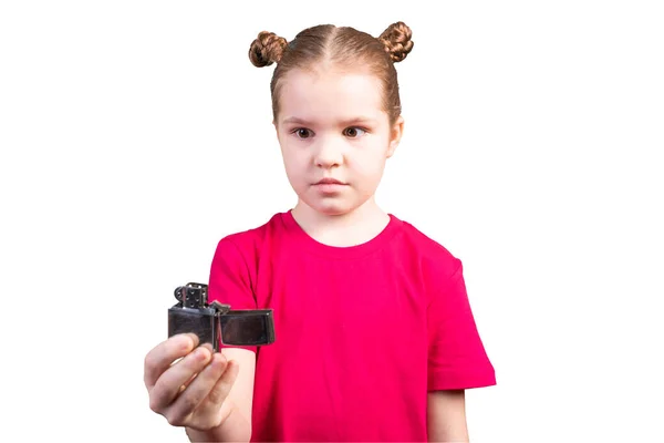 Flickan leker med en tändare. Isolerad på en vit bakgrund. — Stockfoto