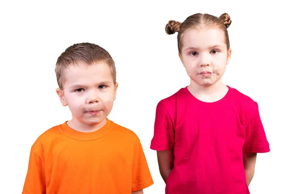 Jongen en meisje met mond verzegeld. Geïsoleerd op een witte achtergrond. — Stockfoto