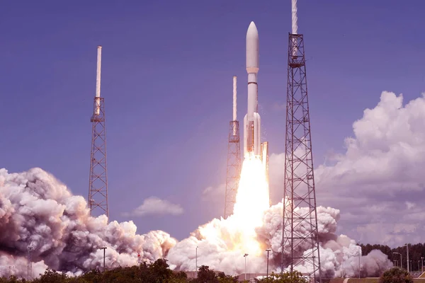 Ruimteshuttle gelanceerd. Met vuur en rook. Tegen de achtergrond van de blauwe lucht. Elementen van deze afbeelding werden geleverd door Nasa. — Stockfoto