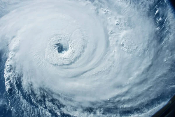 Un enorme tornado, un ciclón desde el espacio . — Foto de Stock