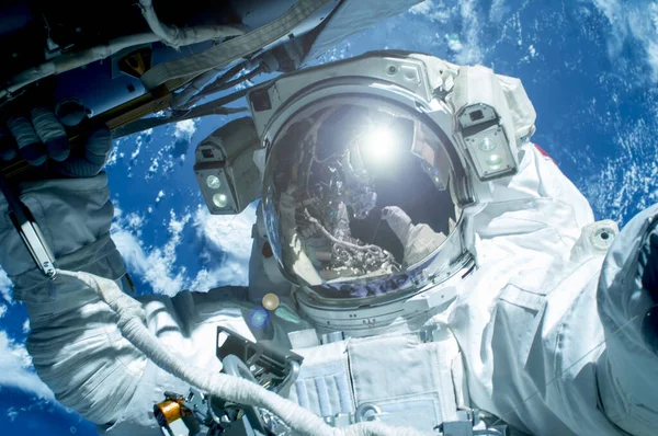 Astronauta en el espacio exterior en un traje espacial. Elementos de esta imagen fueron proporcionados por la NASA . —  Fotos de Stock