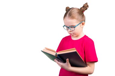 Gözlüklü bir kız eski bir kitap okuyor. Beyaz bir arkaplanda izole edilmiş.