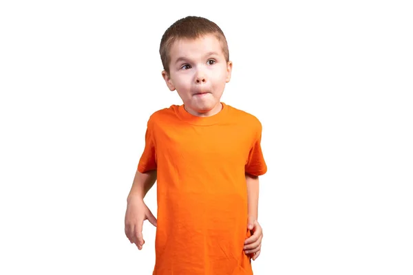 Un ragazzino con una maglietta lunga. Isolato su sfondo bianco — Foto Stock