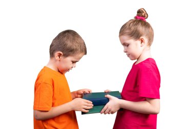 Küçük bir kız kitaplarını küçük bir çocuğa uzatıyor. Beyaz bir arkaplanda izole edilmiş.