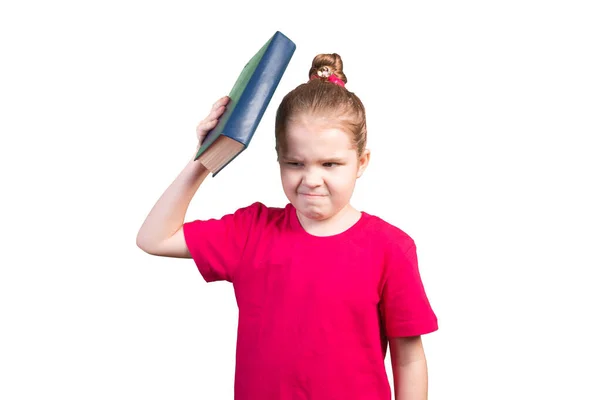 Küçük bir kız kafasını kitapla çarpıyor. Beyaz bir arkaplanda izole edilmiş. — Stok fotoğraf