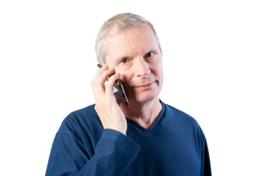 Akıllı telefondan konuşan yaşlı bir adam. Beyaz bir arkaplanda izole edilmiş.