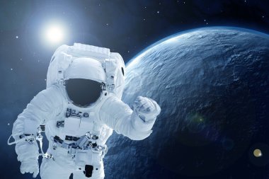 Plüton 'un arka planında güneş ışınlarıyla bir astronot. Bu görüntünün elementleri Nasa tarafından döşendi.