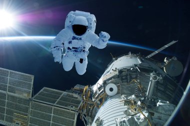 Uzay istasyonundaki astronot. Dünya 'nın arka planında. Bu görüntünün elementleri Nasa tarafından döşendi.
