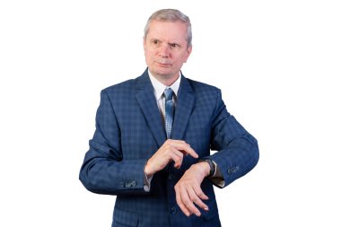 Takım elbiseli yaşlı bir adam spor bilekliğinin nabzını ölçer. Beyaz bir arkaplanda izole edilmiş.