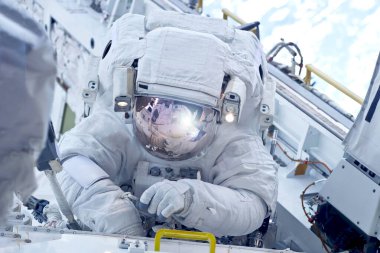 Uzay istasyonundaki astronot tamirat ile meşgul. Bu görüntünün elementleri Nasa tarafından döşendi.