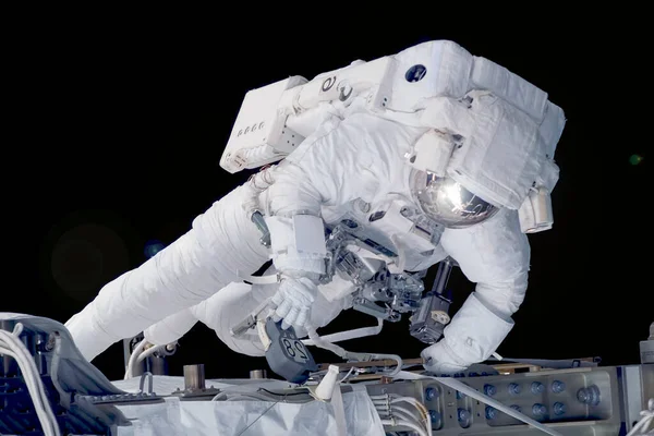 Astronaut i en rymddräkt på öppen plats. Delar av denna bild tillhandahölls av Nasa. — Stockfoto