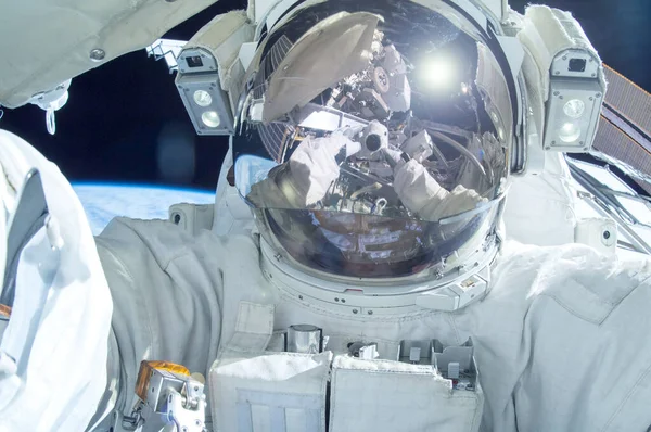 Astronauta en el espacio abierto sobre el planeta. Elementos de esta imagen fueron proporcionados por la NASA . —  Fotos de Stock