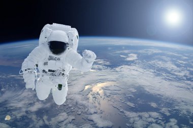Dünya gezegeninin üzerindeki astronot. Bu görüntünün elementleri Nasa tarafından döşendi.