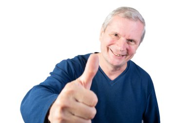 Yaşlı adam baş parmağını kaldırdı. Beyaz bir arkaplanda izole edilmiş.