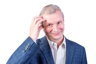 Takım elbiseli yaşlı bir adam düşüncelidir ve elini şakağına koyar. Beyaz bir arkaplanda izole edilmiş.