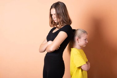 Spor salonundaki kız, açık turuncu arka planda..