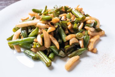 Tabakta fasulye ile kalamar salatası..