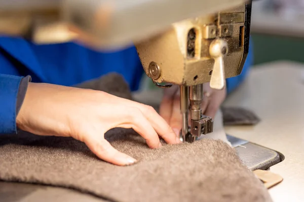 Detalles de costura de piel y cuero. Producción de calzado . — Foto de Stock