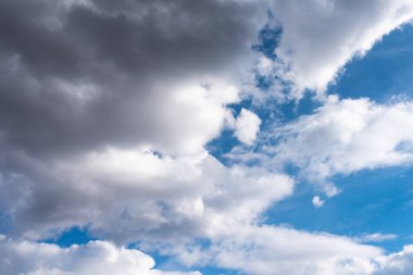 Hacimli bulutlarla ve güneş ışınlarıyla güzel bir gökyüzü. Herhangi bir amaç için