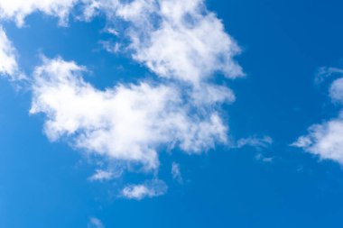 Hacimli bulutlarla ve güneş ışınlarıyla güzel bir gökyüzü. Herhangi bir amaç için