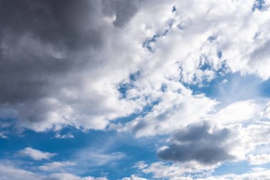 Hacimli bulutlarla ve güneş ışınlarıyla güzel bir gökyüzü. Herhangi bir amaç için