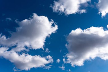 Hacimli bulutlarla ve güneş ışınlarıyla güzel bir gökyüzü. Herhangi bir amaç için