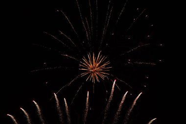 Havai fişek, duman ve ışık patlaması. Herhangi bir amaç için.