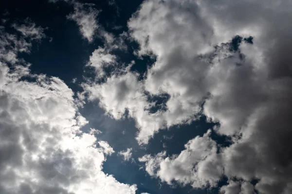 Beau ciel avec des nuages volumétriques, et les rayons du soleil . — Photo