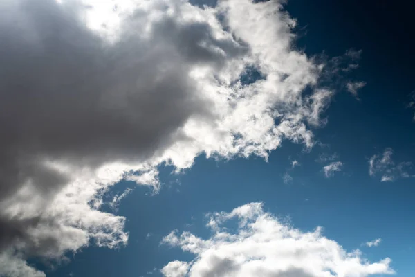 Krásná obloha s objemovými mraky a slunečními paprsky. — Stock fotografie