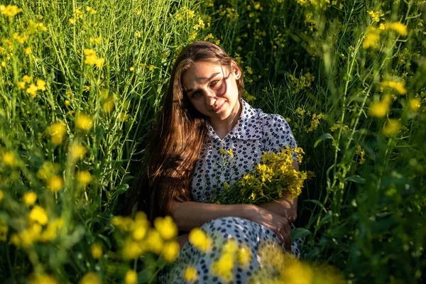Girl Rapeseed Field Sun High Quality Photo — Stock Photo, Image