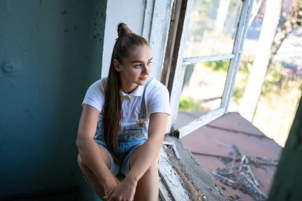 Κορίτσι Είναι Λυπημένο Στο Ερειπωμένο Σπίτι Φωτογραφία Υψηλής Ποιότητας — Φωτογραφία Αρχείου