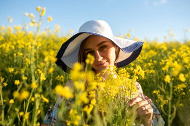 Minsk, Belarus - 14 Nisan 2018 Tecavüz tarlasında elbise giyen kız. Yüksek kalite fotoğraf