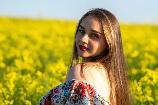 Minsk Vitryssland April 2018 Flicka Klänning Ett Rapsfrö Fält Högkvalitativt — Stockfoto
