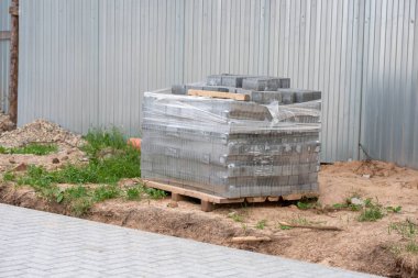 Sokaktaki bir palette kaldırımlar için fayans. Yüksek kalite fotoğraf